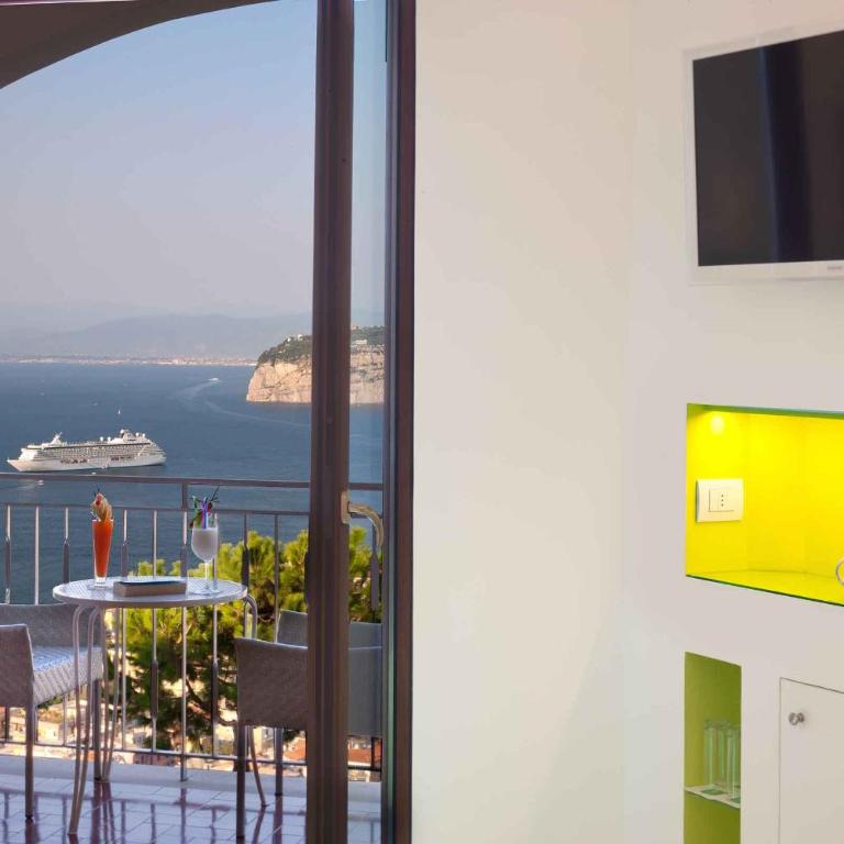 Grand Hotel President - Deluxe Double or Twin Room with Sea View - 6