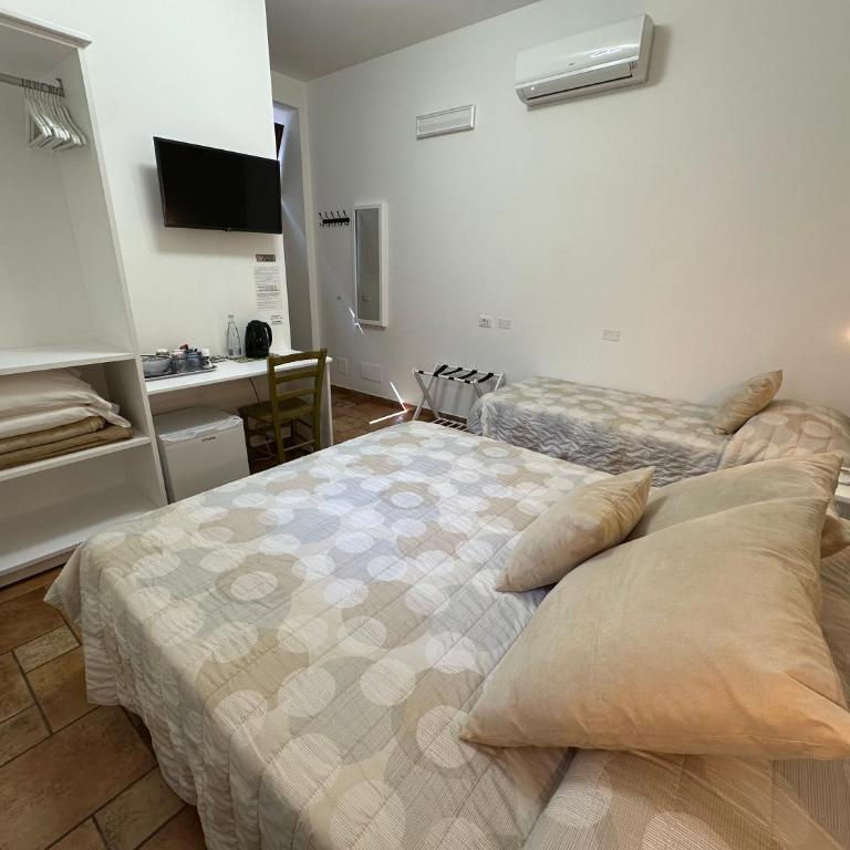 Diana Brown B&B Affittacamere - Camera Matrimoniale con Letto Supplementare - 2