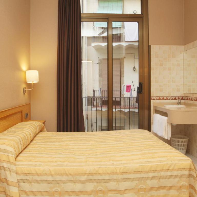 Hostal Nuevo Colon - Double or Twin Room with Shared Bathroom - 8