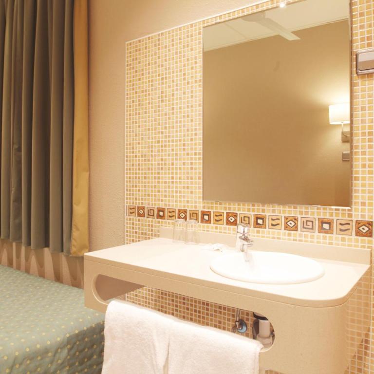 Hostal Nuevo Colon - Double or Twin Room with Shared Bathroom - 11