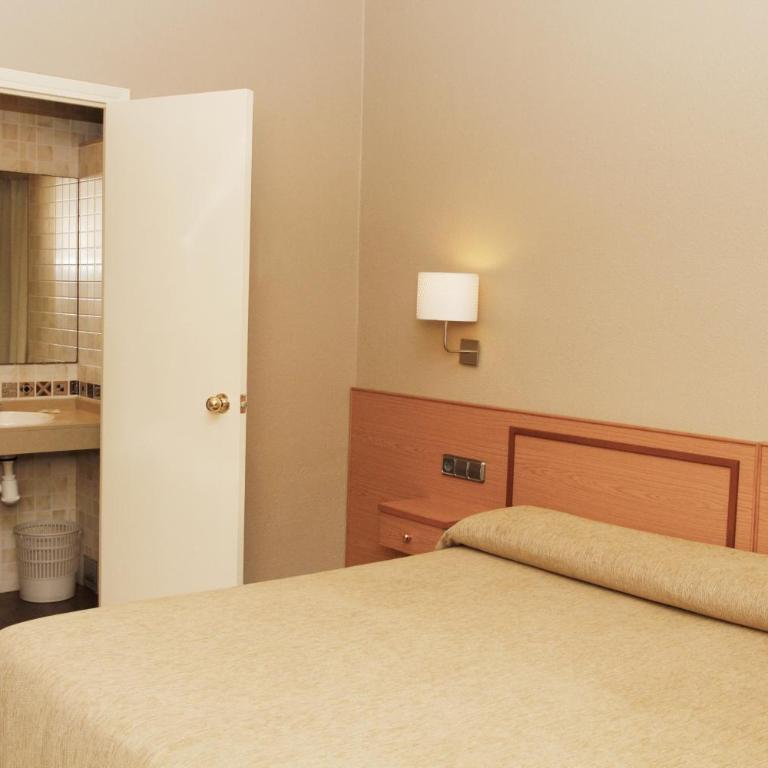 Hostal Nuevo Colon - Double or Twin Room with Bathroom - 10