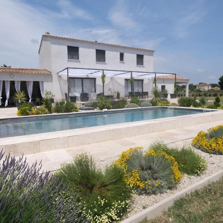 charming family house with private pool, near the center of arles, quiet, in the camargue natural park – 8 people - Villa 4 Chambres - 45