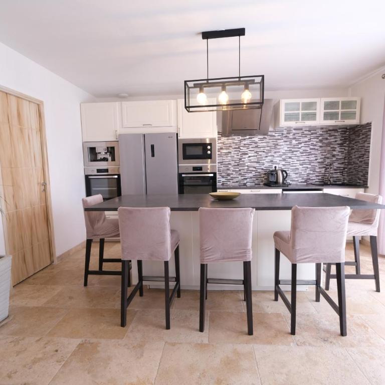 charming family house with private pool, near the center of arles, quiet, in the camargue natural park – 8 people - Villa 4 Chambres - 24