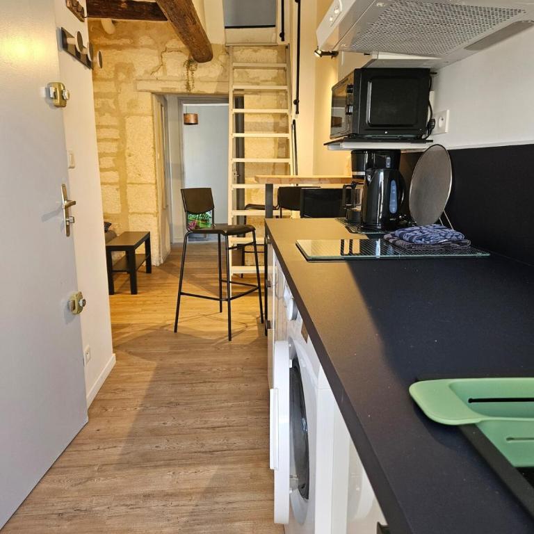 Iris, 4 personnes, centre pieton Ecusson, Tram, 3ème étage sans ascenseur - Apartment mit 2 Schlafzimmern - 9