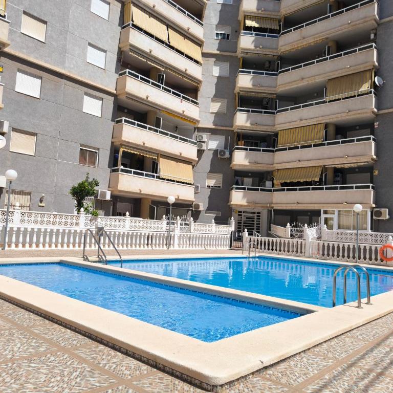 Comfortable Holiday Apartment in Torrevieja with Pool and Near the Sea - Apartment - 3
