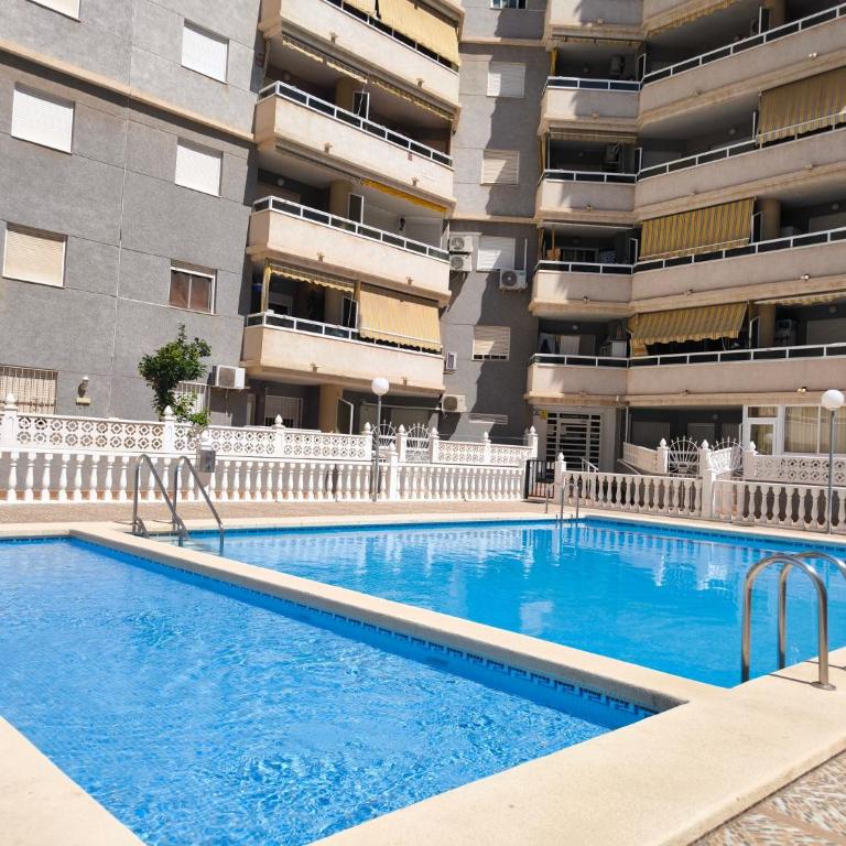 Comfortable Holiday Apartment in Torrevieja with Pool and Near the Sea - Apartment - 4