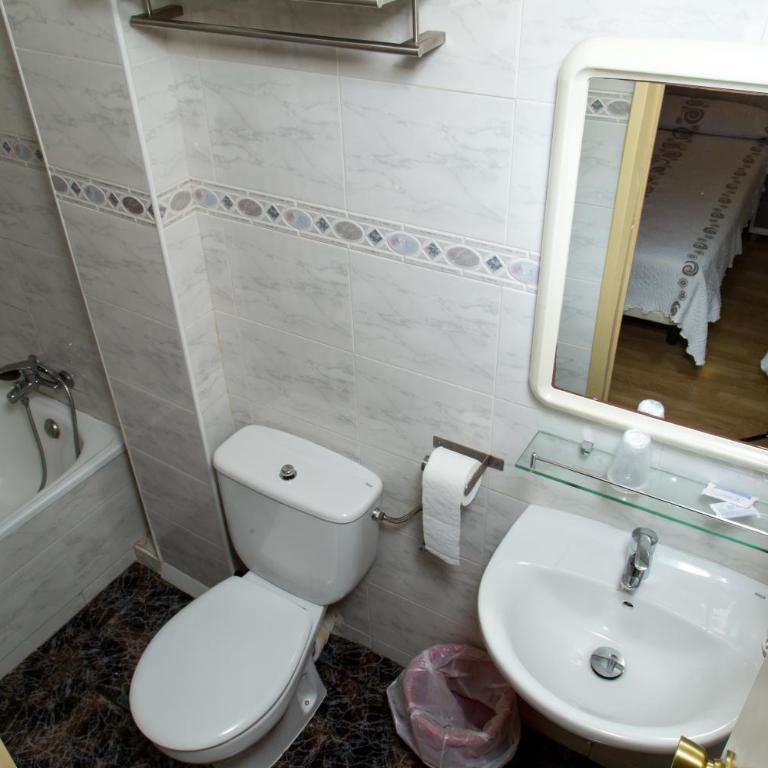 Hostal Barcelona - Triple Room with Private Bathroom - 27
