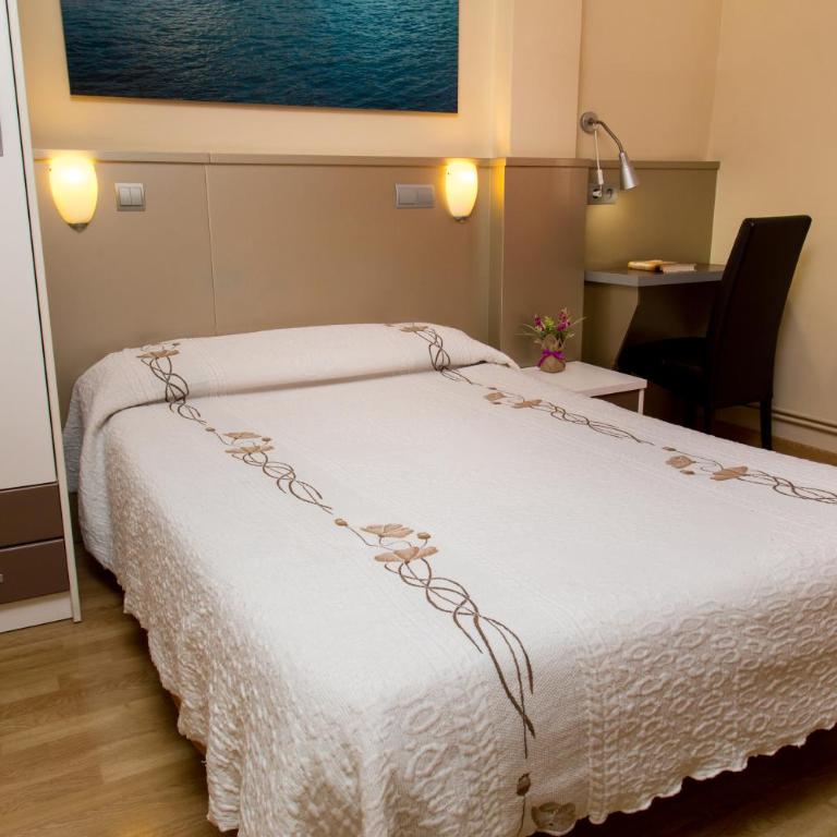 Hostal Barcelona - Double or Twin Room with Private Bathroom - 22
