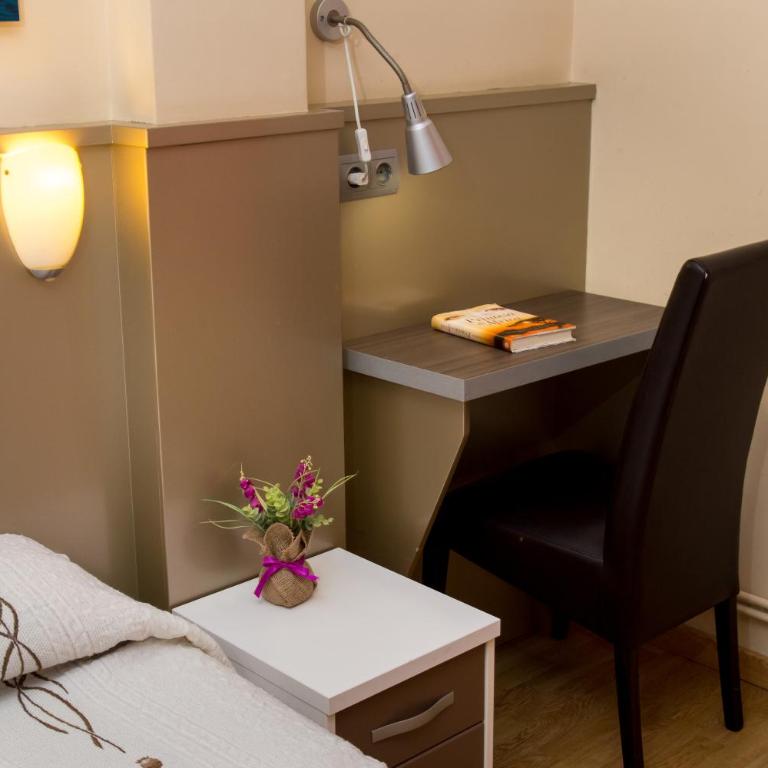 Hostal Barcelona - Triple Room with Private Bathroom - 13