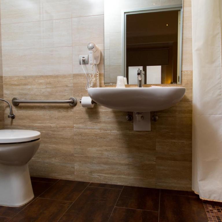 Hostal Barcelona - Triple Room with Private Bathroom - 18