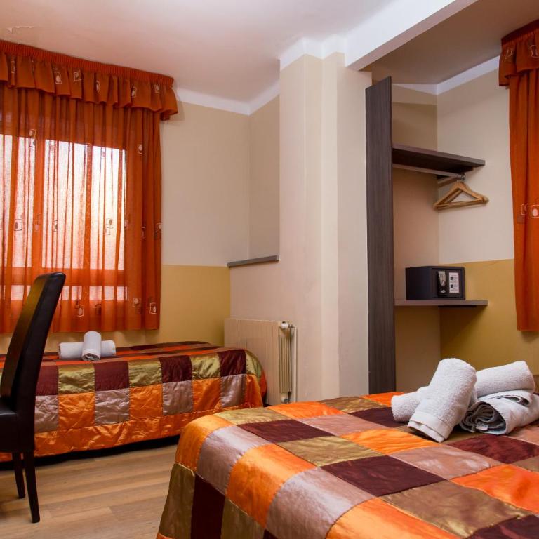Hostal Barcelona - Triple Room with Private Bathroom - 24