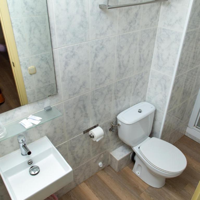 Hostal Barcelona - Single Room with Private Bathroom - 5