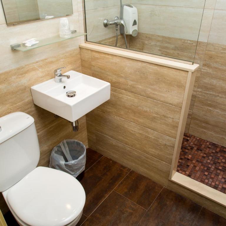 Hostal Barcelona - Triple Room with Private Bathroom - 8