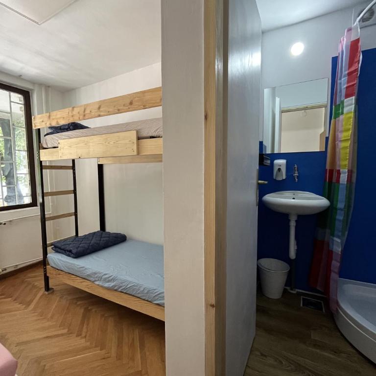Chillton hostel - Triple Room with Private Bathroom - 4