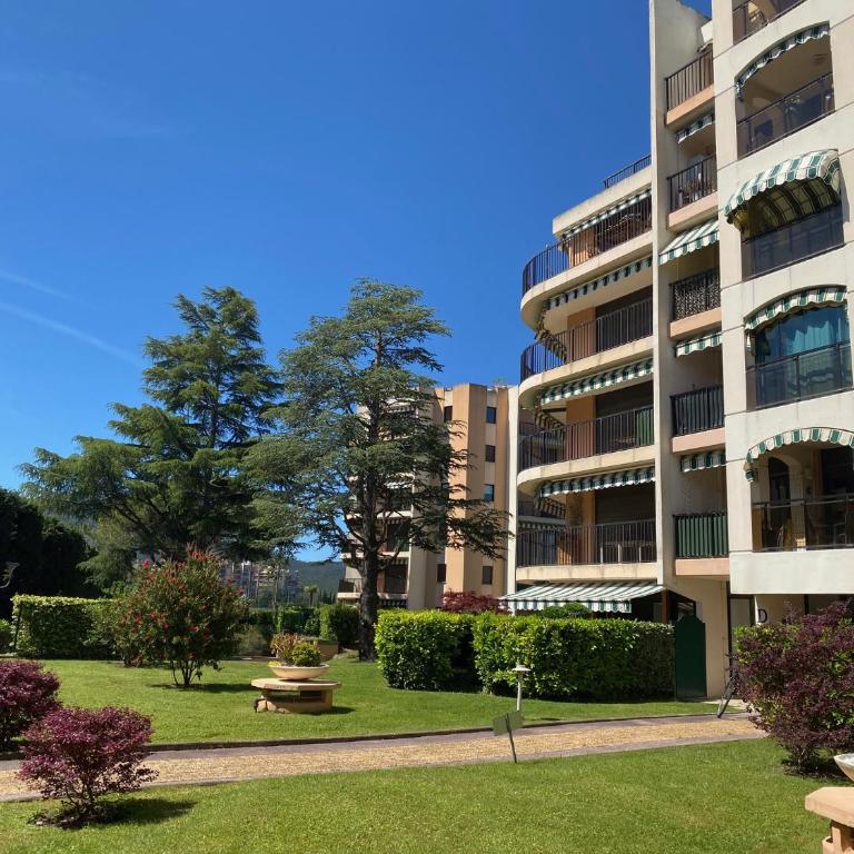 Trés beau Studio dans résidence calme avec 2 piscines,parking privé et proche des commerces et plage - Appartement 1 Chambre - 9