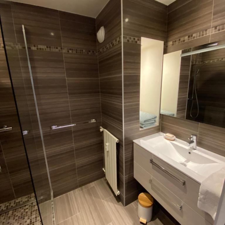 Trés beau Studio dans résidence calme avec 2 piscines,parking privé et proche des commerces et plage - Appartement 1 Chambre - 5