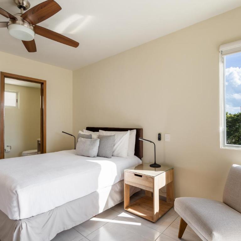 Near airport, 2 bedrooms, 4 guests, pool! - Two-Bedroom Apartment - 5