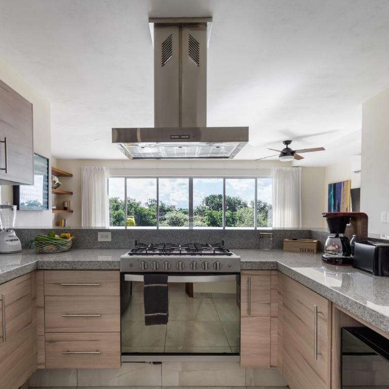 Near airport, 2 bedrooms, 4 guests, pool! - Two-Bedroom Apartment - 7