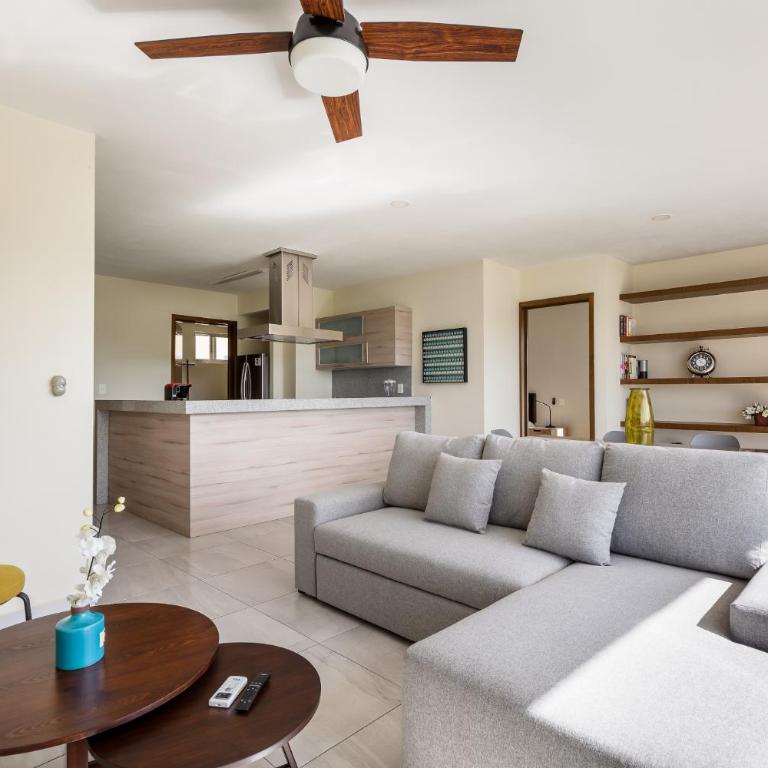 Near airport, 2 bedrooms, 4 guests, pool! - Two-Bedroom Apartment - 2