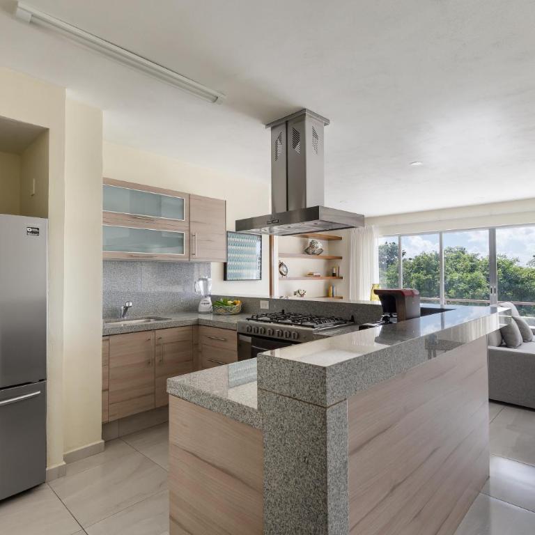 Near airport, 2 bedrooms, 4 guests, pool! - Two-Bedroom Apartment - 6