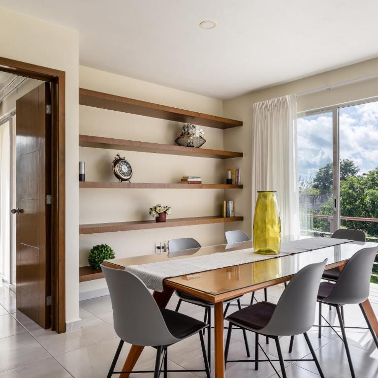 Near airport, 2 bedrooms, 4 guests, pool! - Two-Bedroom Apartment - 1