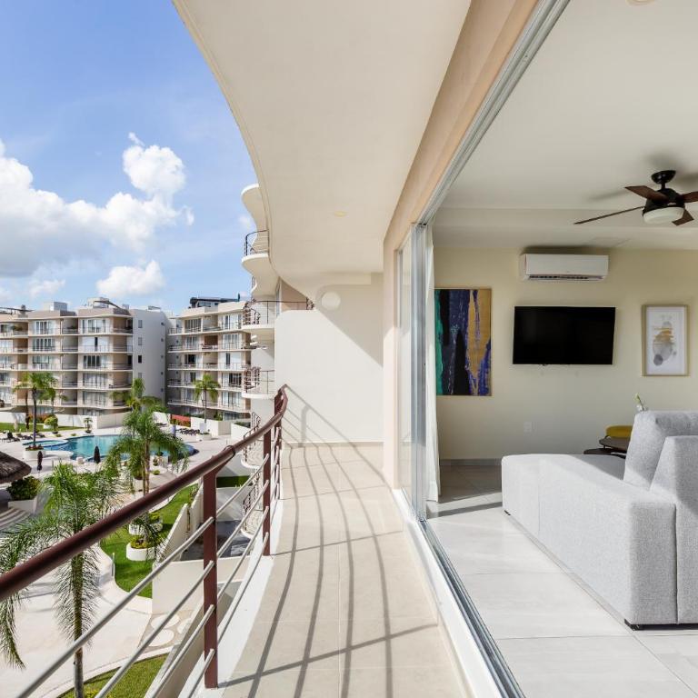 Near airport, 2 bedrooms, 4 guests, pool! - Two-Bedroom Apartment - 4