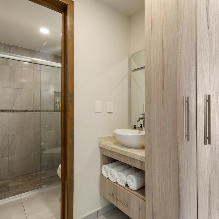 Near airport, 2 bedrooms, 4 guests, pool! - Two-Bedroom Apartment - 12
