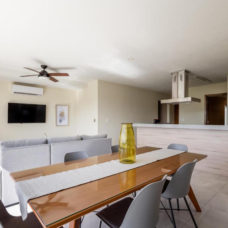 Near airport, 2 bedrooms, 4 guests, pool! - Two-Bedroom Apartment - 3