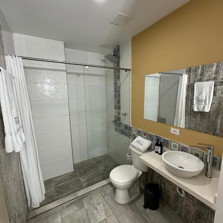 Hotel Rosales Suite - Habitación Triple con baño privado - 3