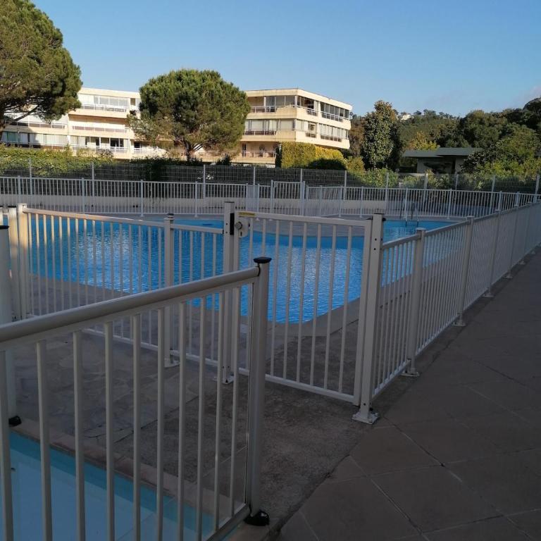 air-conditioned apartment with pool plus beach shuttle - Apartamento con vistas al jardín - 1