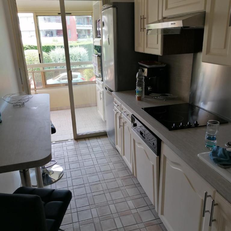 air-conditioned apartment with pool plus beach shuttle - Apartamento con vistas al jardín - 8