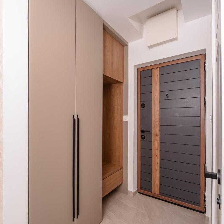 Wave Apartments - Dobra Voda - Deluks Apartman sa 2 Spavaće Sobe i Balkonom - 1