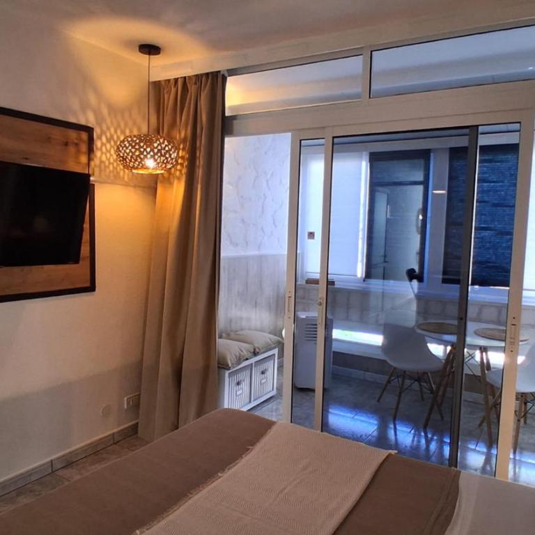 Hand Made Suite - Suite con cama grande y vistas a la piscina - 1