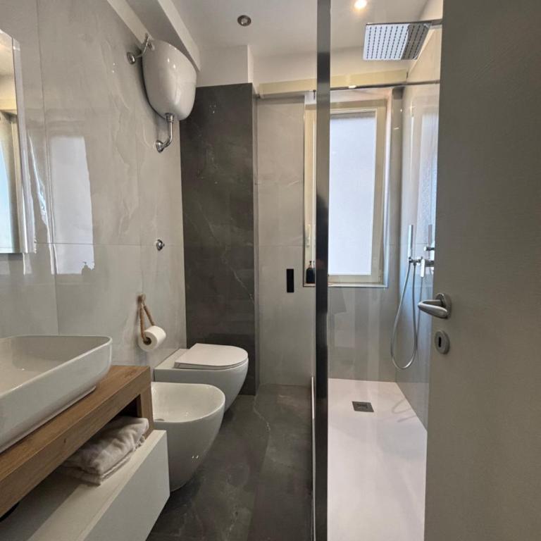 Louis Helen Apartment - Three-Bedroom Apartment - 6