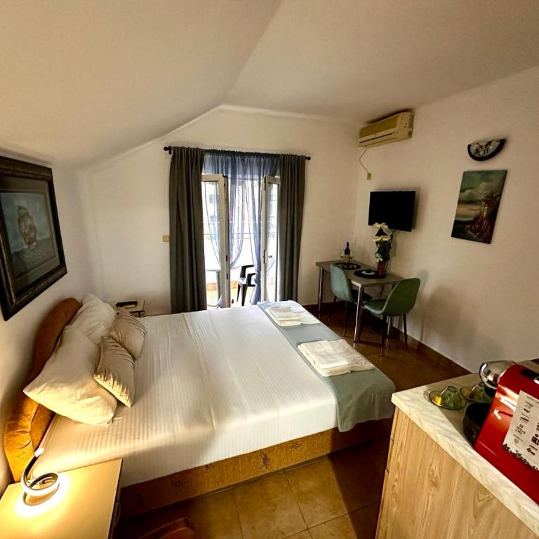 Studio apartmani Ljubica - Deluks Dvokrevetna Soba s Bračnim Krevetom (2 odrasle osobe + 1 dete) - 8