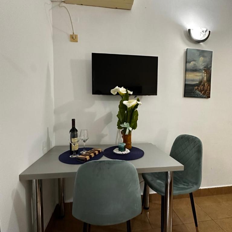Studio apartmani Ljubica - Deluks Dvokrevetna Soba s Bračnim Krevetom (2 odrasle osobe + 1 dete) - 7
