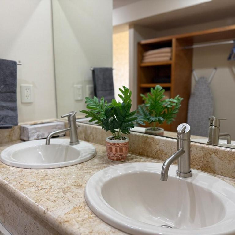 Beautiful beachfront space and pool - Three-Bedroom Apartment - 38