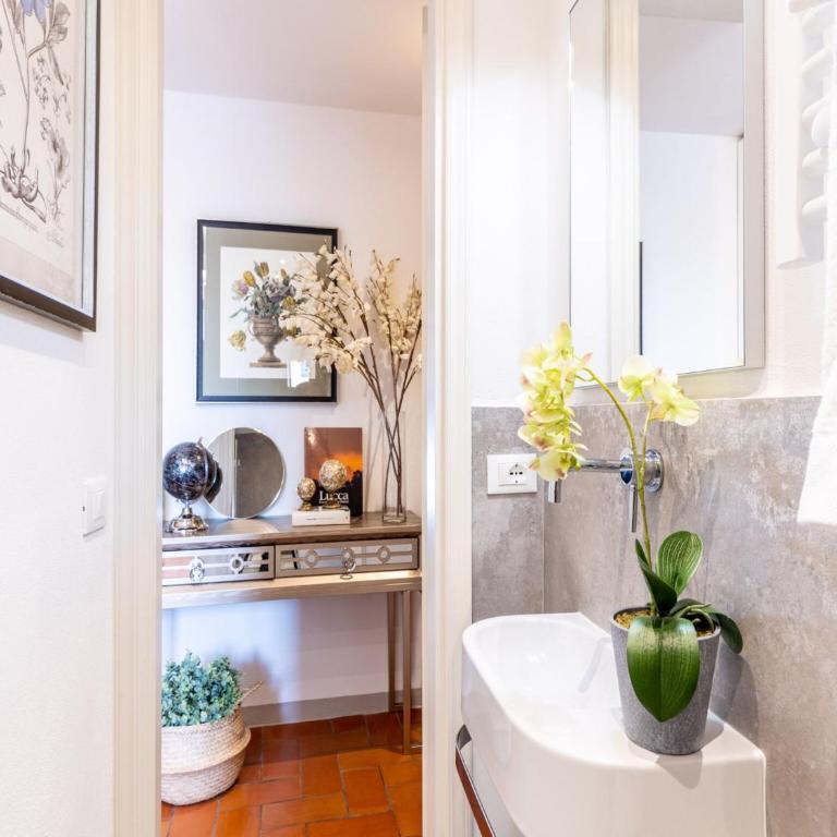 Apartment in Lucca with Piazza Views - One-Bedroom Apartment - 30