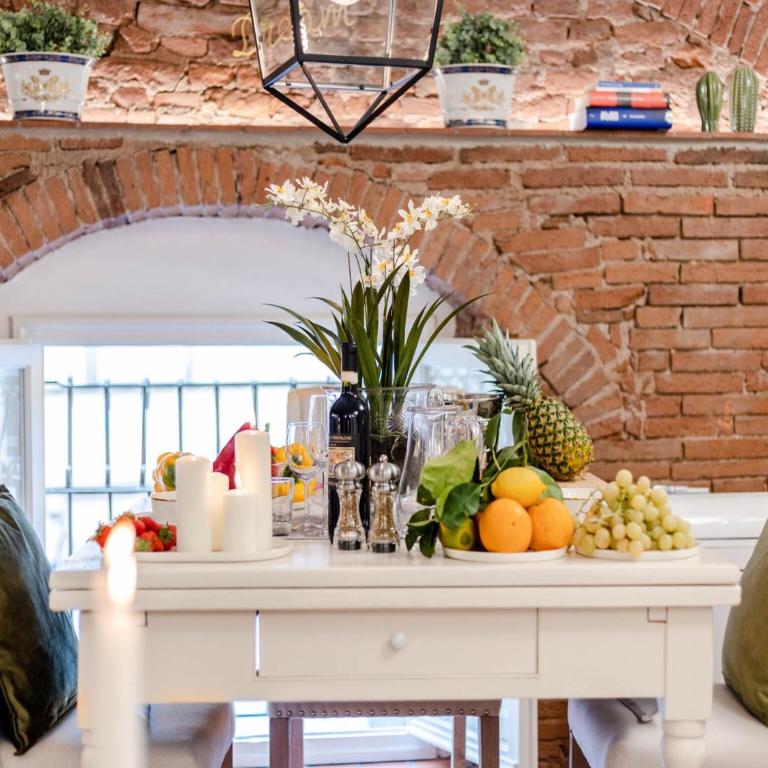 Apartment in Lucca with Piazza Views - One-Bedroom Apartment - 15