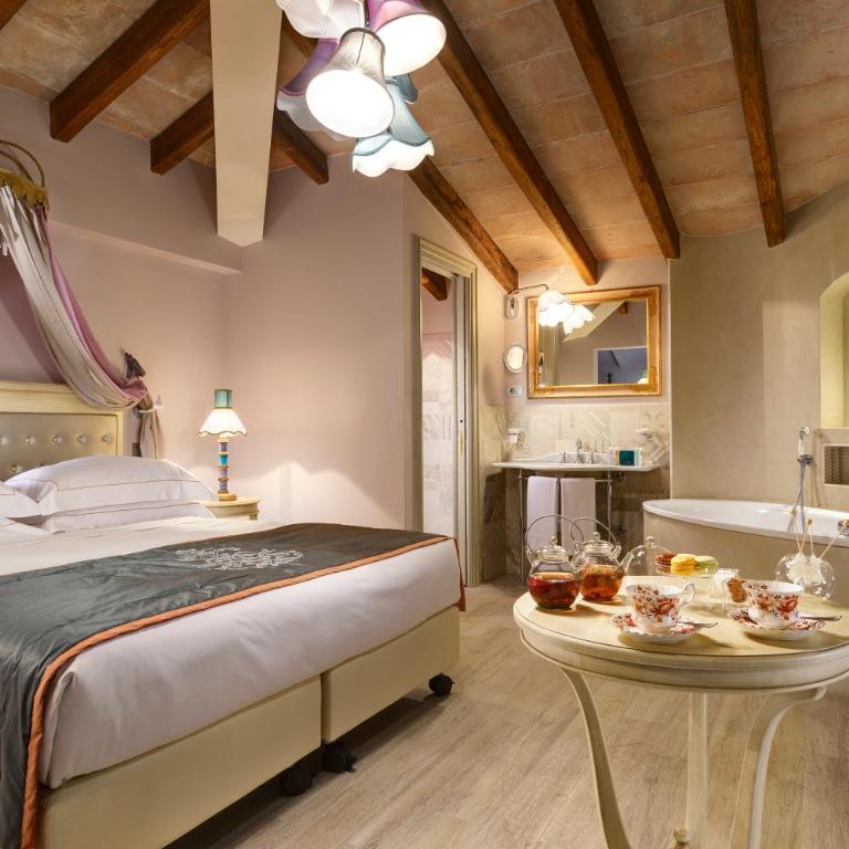 Ville Sull'Arno - Preferred Hotels & Resorts - Junior Suite with Spa Bath - 1