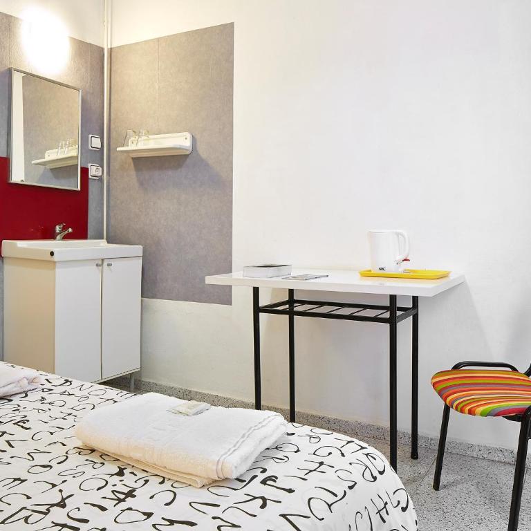 Hostal River - Double or Twin Room with Shared Bathroom - 11