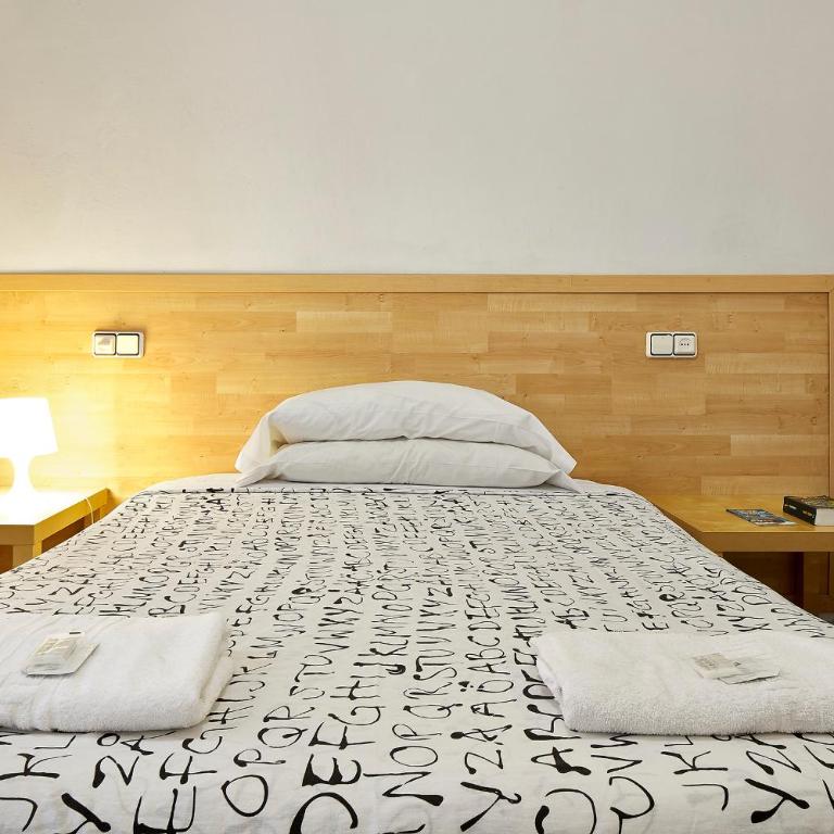 Hostal River - Double or Twin Room with Shared Bathroom - 12
