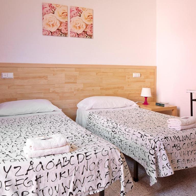 Hostal River - Double or Twin Room with Private Bathroom - 10