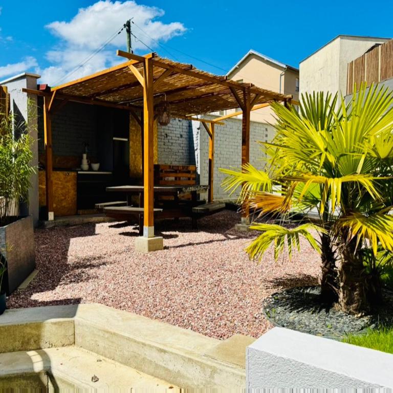 Le Clos Les Brunes - Maison 4 Chambres - 25