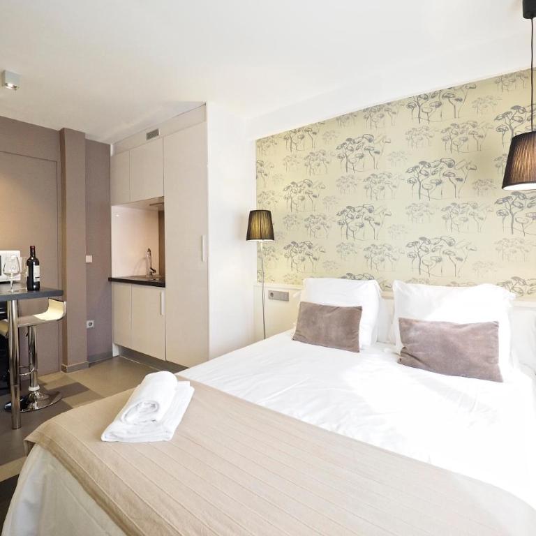 Barcelona Fifteen central Aparthotel - Deluxe Double Room - 24