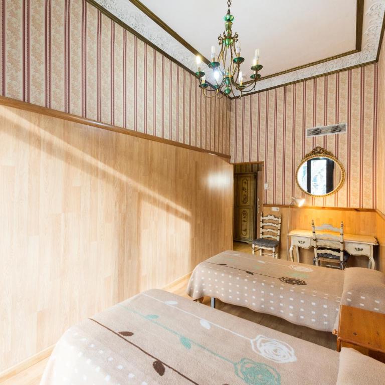 Pensión Villanueva - Double Room with Extra Bed with Private Bathroom - 14