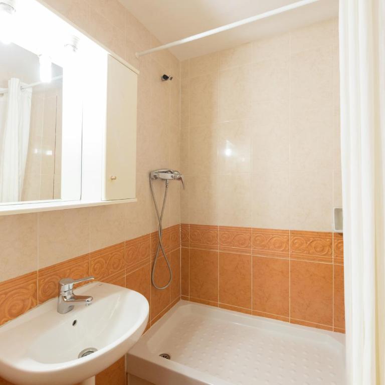 Pensión Villanueva - Double Room with Balcony with Private Bathroom - 8