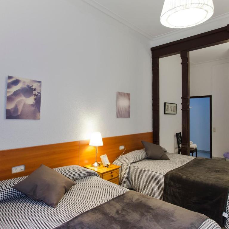 Hostal Dragonflybcn - Quadruple Room with Shower - 2