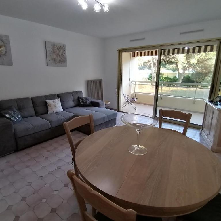 air-conditioned apartment with pool plus beach shuttle - Apartamento con vistas al jardín - 11