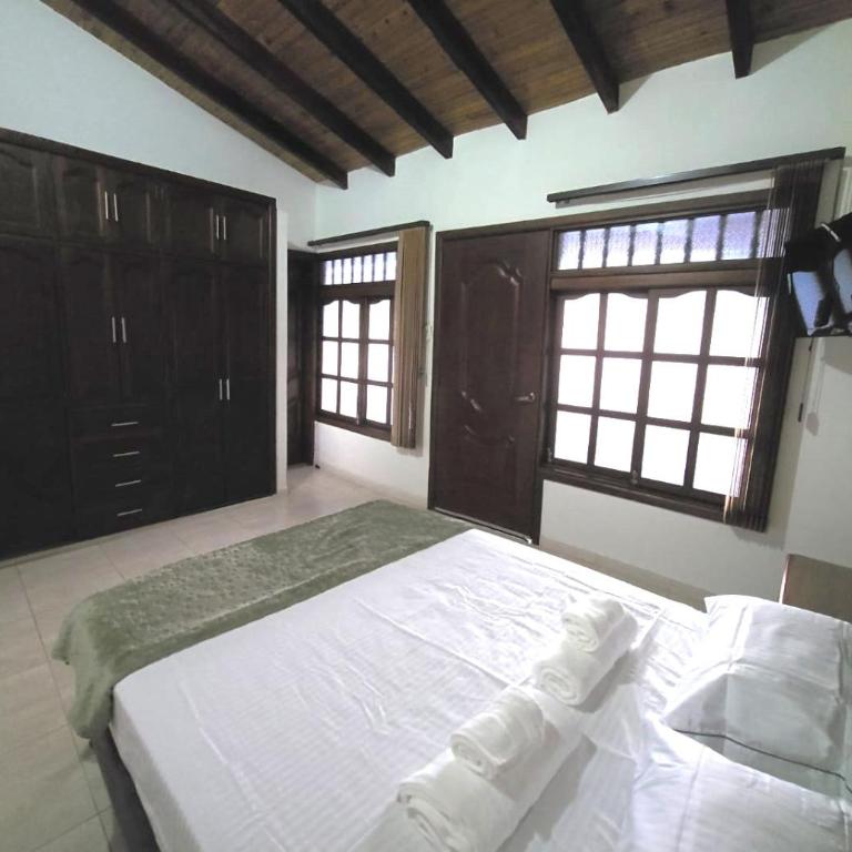 Casa Vieja Alba Inés con Estacionamiento Buga - Superior Queen Room - 2